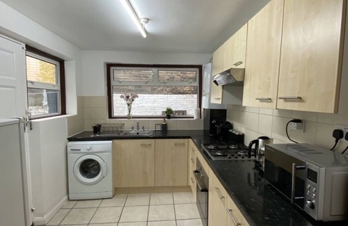 Stockwell Apartment | 2 Bed Flat 10 minutes From Central London, King Size Bed