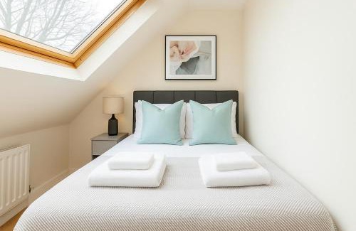 Acton Apartment | 2 Bed Flat near Acton Park