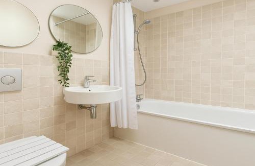 Acton Apartment | 2 Bed Flat near Acton Park