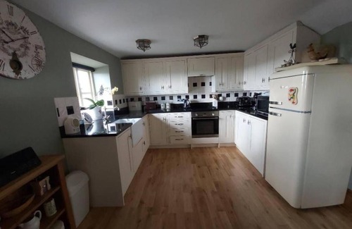 Longnor Apartment | 2 Bed Flat - Sleeps 3 - Parking - Wifi