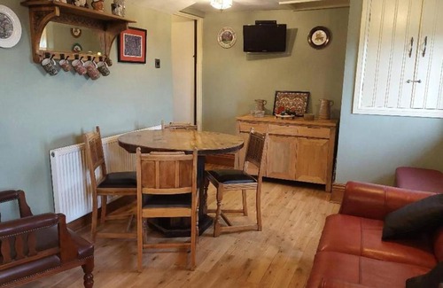 Longnor Apartment | 2 Bed Flat - Sleeps 3 - Parking - Wifi