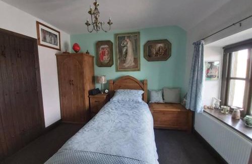 Longnor Apartment | 2 Bed Flat - Sleeps 3 - Parking - Wifi