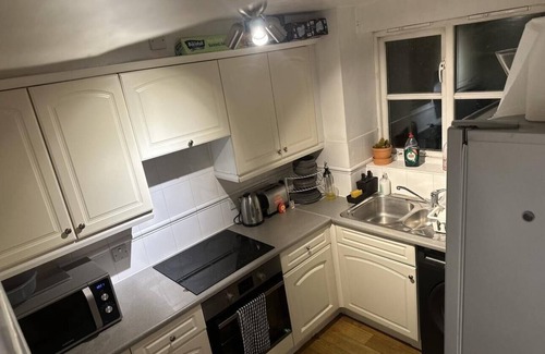 Eltham West House | 2 Bed Flat - Sleeps 4 - Parking - Garden - Wifi