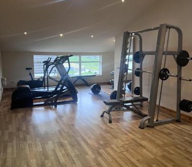 Motherwell Apartment | 2 Bed Flat - Sleeps 4 - Pets - Hot Tub - Gym