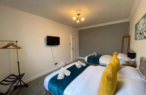 Cwmbrwla Apartment | 2 Bed Flat - Sleeps 7 - Parking - Wifi