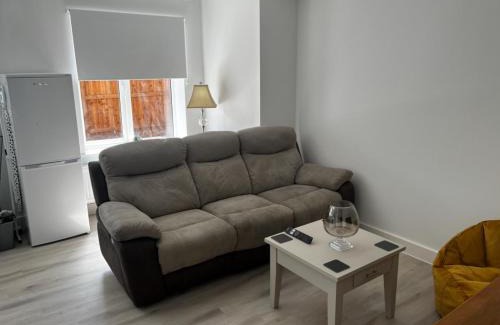 Long Eaton Apartment | 2 Bed Flat - Sleeps 8 - Pets - Garden - Parking