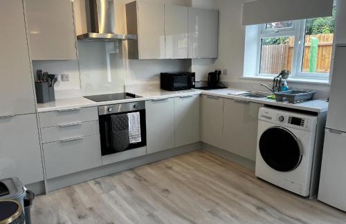 Long Eaton Apartment | 2 Bed Flat - Sleeps 8 - Pets - Garden - Parking
