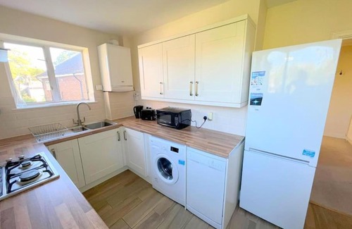 Wallington North Apartment | 2-bed Flat - Wallington - 6min walk to station