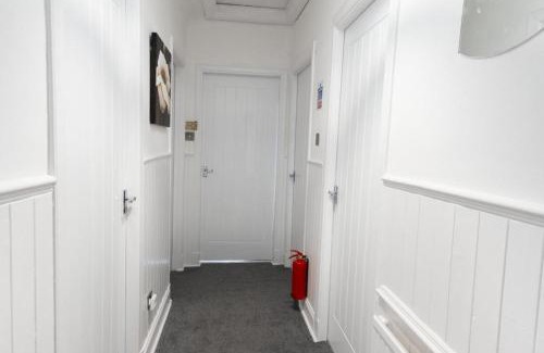 Wishaw Apartment | 2-Bed Flat Wishaw Free Parking Family-Friendly