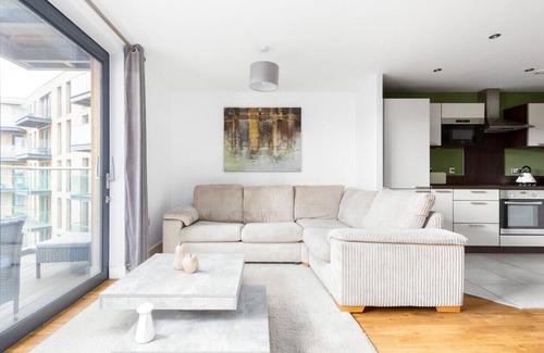 Rotherhithe Apartment | 2 Bed Flat with Balcony in Canada Water