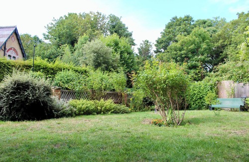 Stroud Green Apartment | 2 Bed Ground Floor, Boho Chic Garden Flat with Parking