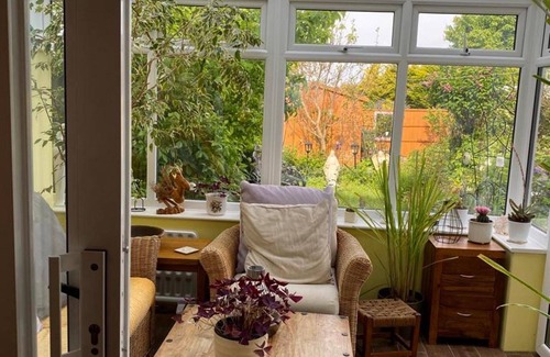 Amesbury House | 2-bed House Sleeps 4 - Enclosed Garden - Tv & Wifi