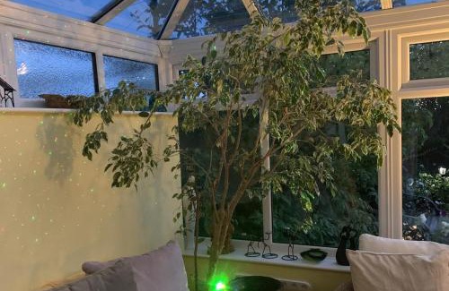 Amesbury House | 2-Bed House Sleeps 4 - Enclosed Garden - Tv & WiFi