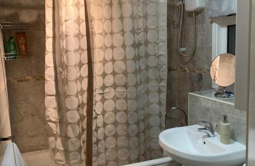 Amesbury House | 2-Bed House Sleeps 4 - Enclosed Garden - Tv & WiFi