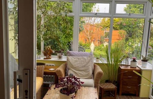 Amesbury House | 2-Bed House Sleeps 4 - Enclosed Garden - Tv & WiFi