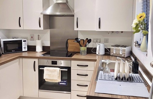 Holbrooks House | 2 Bed House Sleeps 4 - Private Garden, Parking