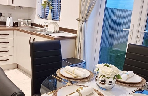 Holbrooks House | 2 Bed House Sleeps 4 - Private Garden, Parking