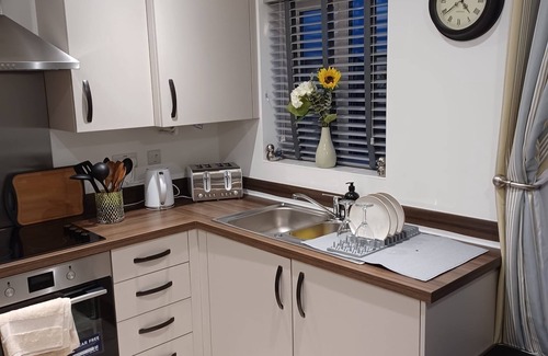 Holbrooks House | 2 Bed House Sleeps 4 - Private Garden, Parking