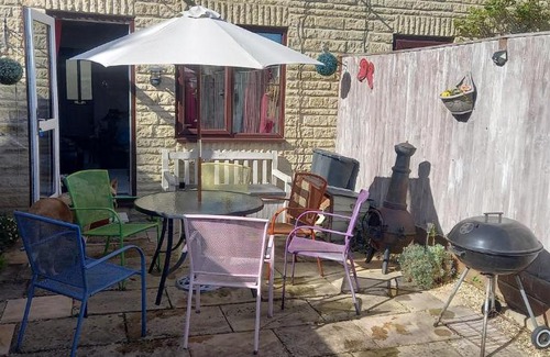 South Leigh House | 2 Bed House - Sleeps 4 - Pets - Garden - Parking
