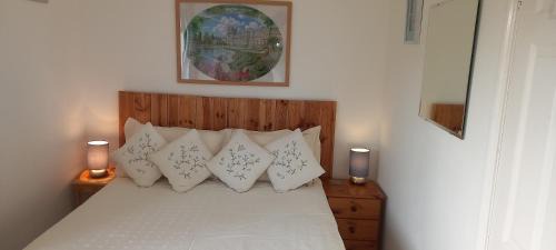 South Leigh House | 2 Bed House - Sleeps 4 - Pets - Garden - Parking