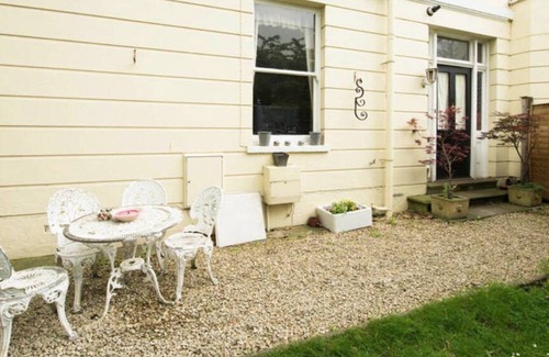 Cheltenham House | 2 Bed House - Sleeps 6 - Garden, Pets, Parking