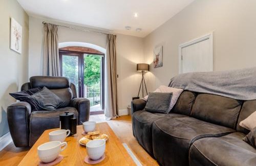 Hope Valley House | 2 Bed in Bradwell 94552