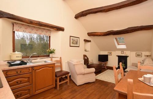 Hope Valley House | 2 Bed in Hope PK431