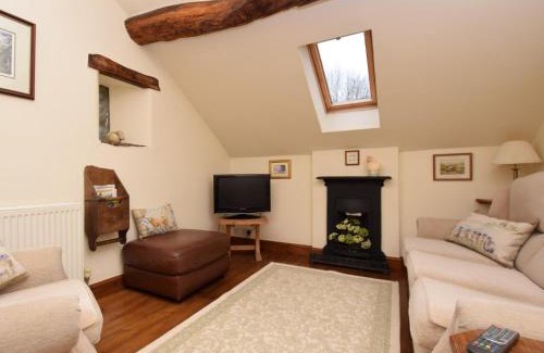 Hope Valley House | 2 Bed in Hope PK431