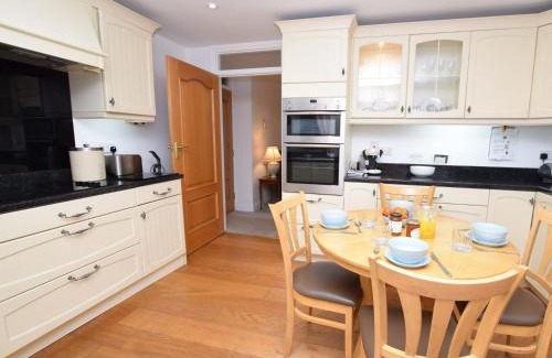 Pembroke House | 2 Bed in Pembroke 47640