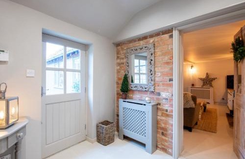 Quedgeley House | 2 Bed in Stratford upon Avon 77617