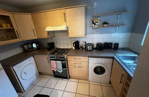 Luton Apartment | 2‑Bed Luxe Retreat near Leagrave Stn, L&D Hosp, LTN Airport & Whipsnade Zoo.