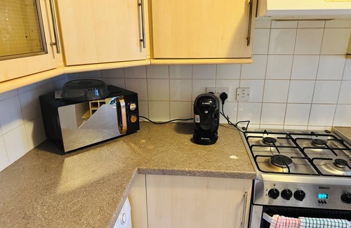Luton Apartment | 2‑Bed Luxe Retreat near Leagrave Stn, L&D Hosp, LTN Airport & Whipsnade Zoo.