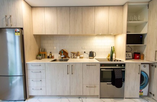 Christchurch City Centre House | 2-Bed Oasis with a King Bed and Green Accents