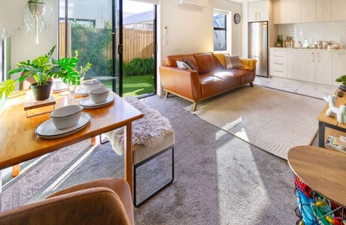 Christchurch City Centre House | 2-Bed Oasis with a King Bed and Green Accents