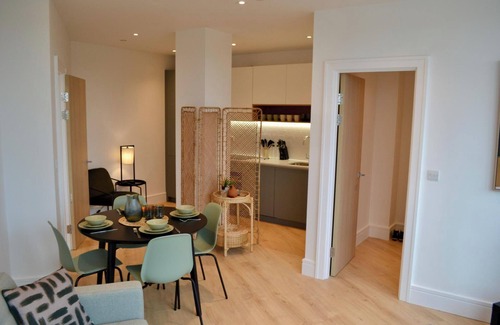 Runnymede Apartment | 2 Bed Penthouse with Skyline Views