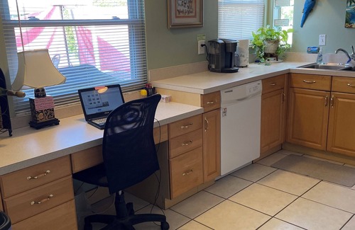 Iona House | 2-bed private pool house with WiFi, AC in Fort Myers, close to beaches.