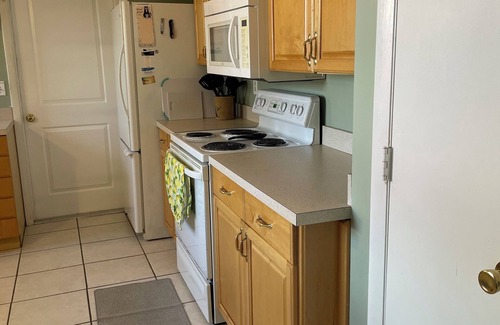 Iona House | 2-bed private pool house with WiFi, AC in Fort Myers, close to beaches.