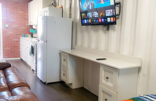 Estrella Cottage | 2-Bed Shipping Container w/High-Speed Internet"