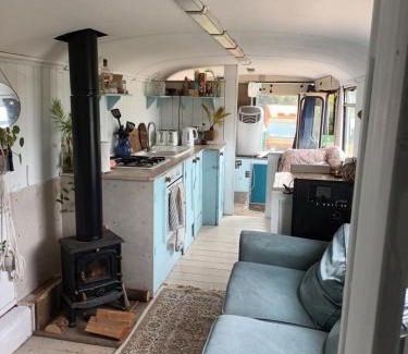 Black Torrington Apartment | 2 Bed - Sleeps 2- Pets - Smoking - Parking