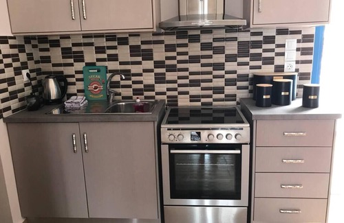 Massouri Apartment | 2 Bed - Sleeps 4 - Free Parking - Sea & Mtn View