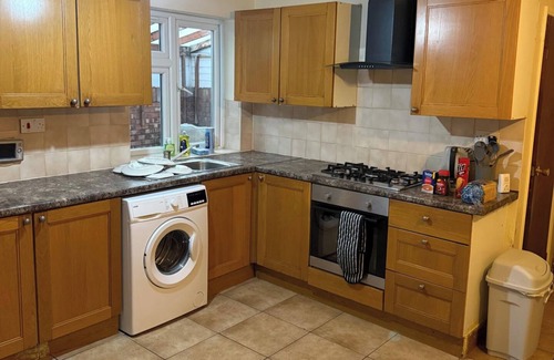 London Borough of Hounslow Apartment | 2 bed-Sleeps 4-Private Patio-Pets-Near Heathrow