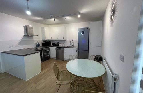 Tollington Apartment | 2 Bed-Sleeps4-Parking-Balcony-NearCityCentre