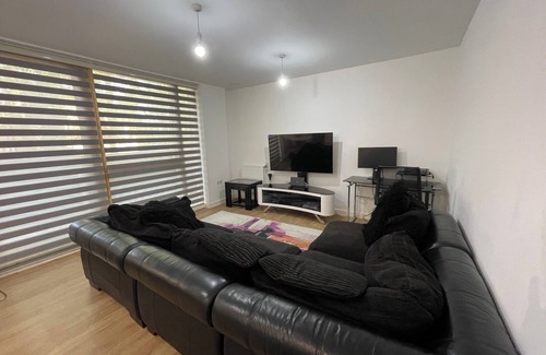 Tollington Apartment | 2 Bed-Sleeps4-Parking-Balcony-NearCityCentre