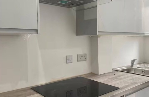 Hendon Apartment | 2 bed Sunny London Apartment - Sleeps 4 & Parking