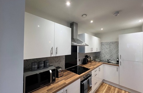 Trafford Apartment | 2-bed waterside retreat with gym in the heart of Manchester!