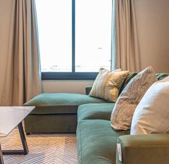 The Docks Apartment | 2 Bed WITH OPEN BALCONY RIVER VIEW!