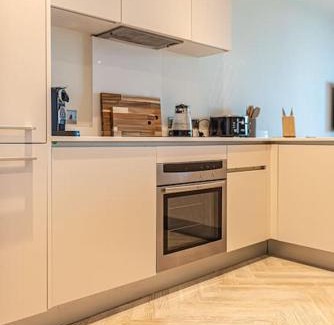 The Docks Apartment | 2 Bed WITH OPEN BALCONY RIVER VIEW!