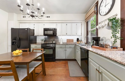 East Allegheny House | 2 Bedroom/2 Bath- 5 mins to stadiums - BEST city views - Free parking!