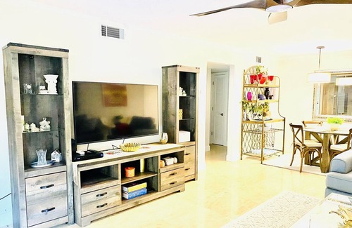 Central Naples Villa | 2 Bedroom - 2 Bath - Beautifully decorated Cottage