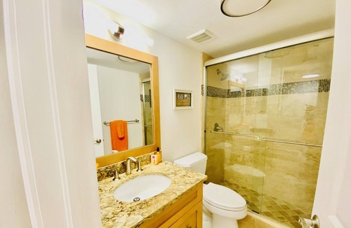 Central Naples Villa | 2 Bedroom - 2 Bath - Beautifully decorated Cottage